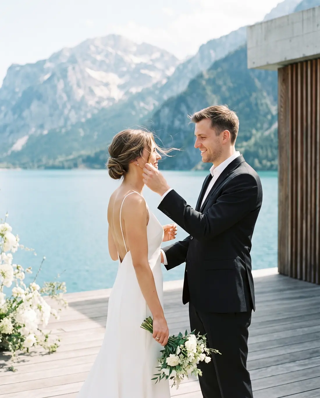 Lena und Tobias auf dem Holzdeck am See